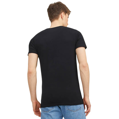 mann trägt schwarzes jxj-o-neck von hinten