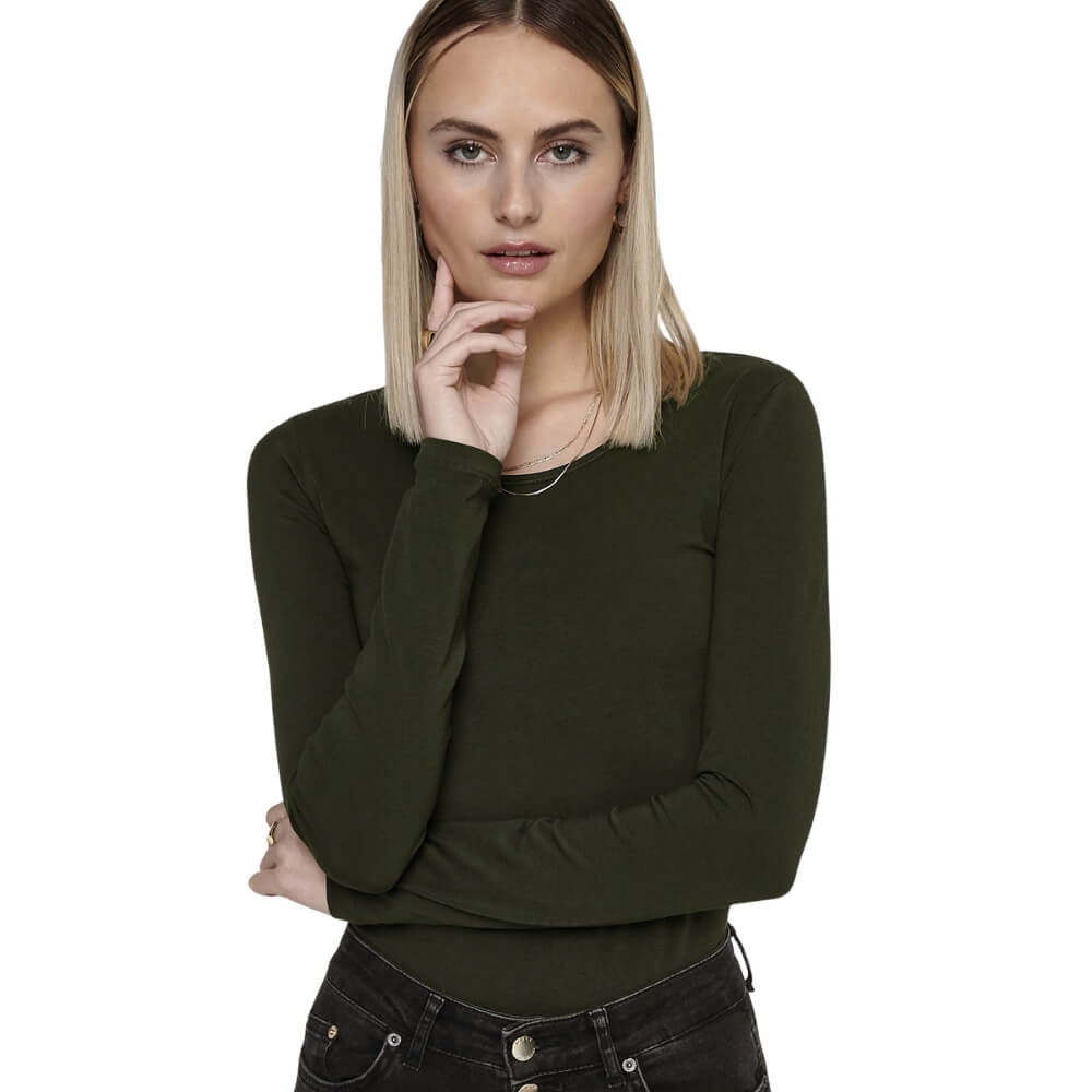 Blonde Frau trägt oliv grünes longsleeve