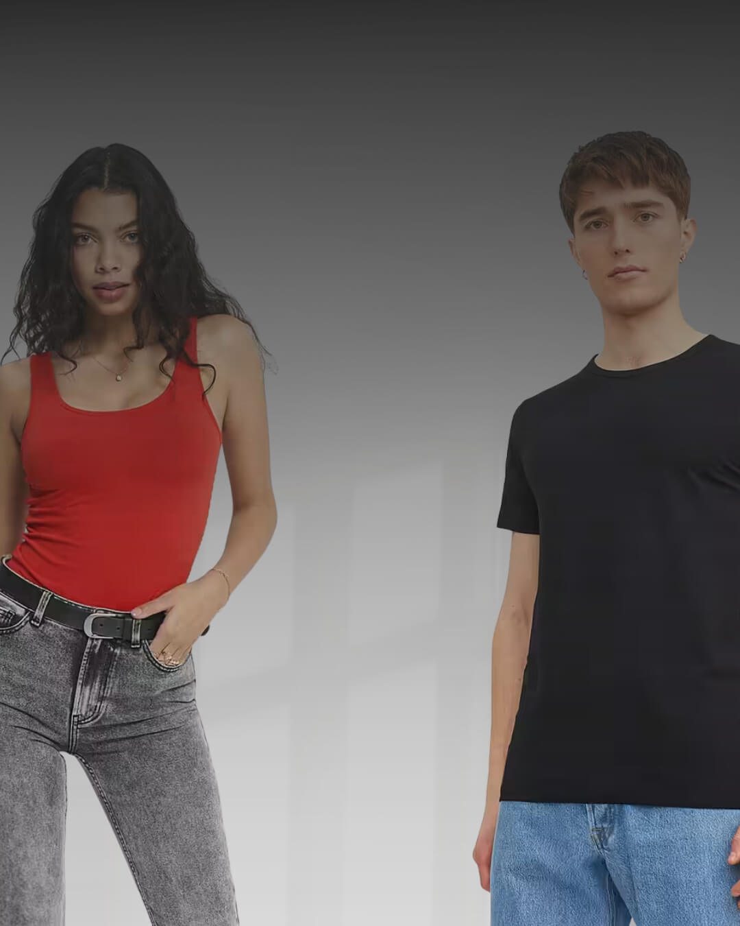 Junger Mann in schwarzem T-Shirt und junge Frau in rotem Top präsentieren moderne Streetwear-Outfits vor grauem Hintergrund.